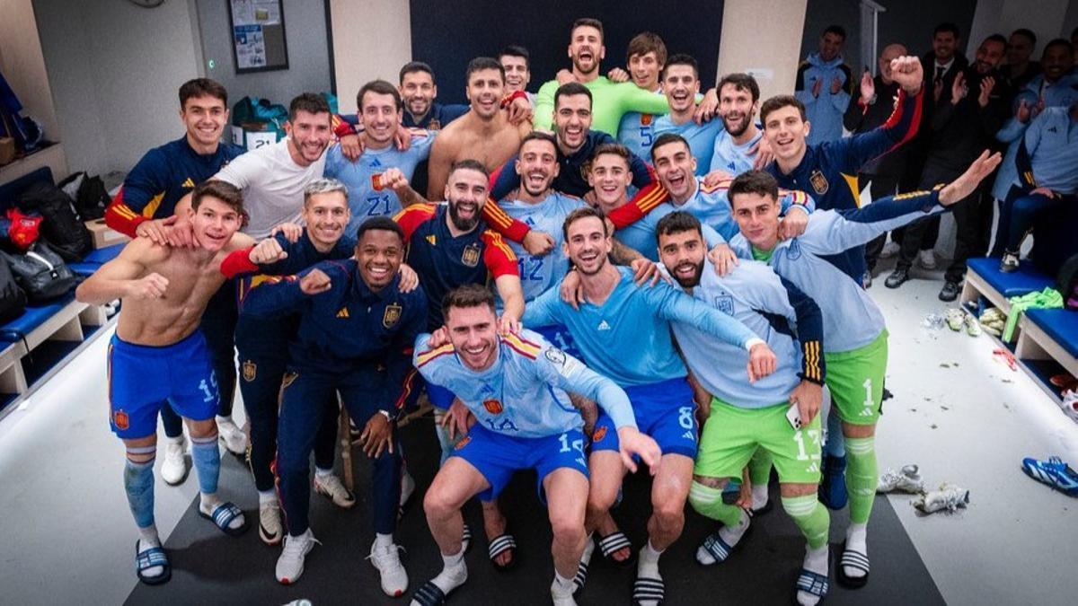 Los jugadores de la selección española festejan en Oslo el pase a la Eurocopa de Alemania-2024 tras ganar a Noruega (0-1)