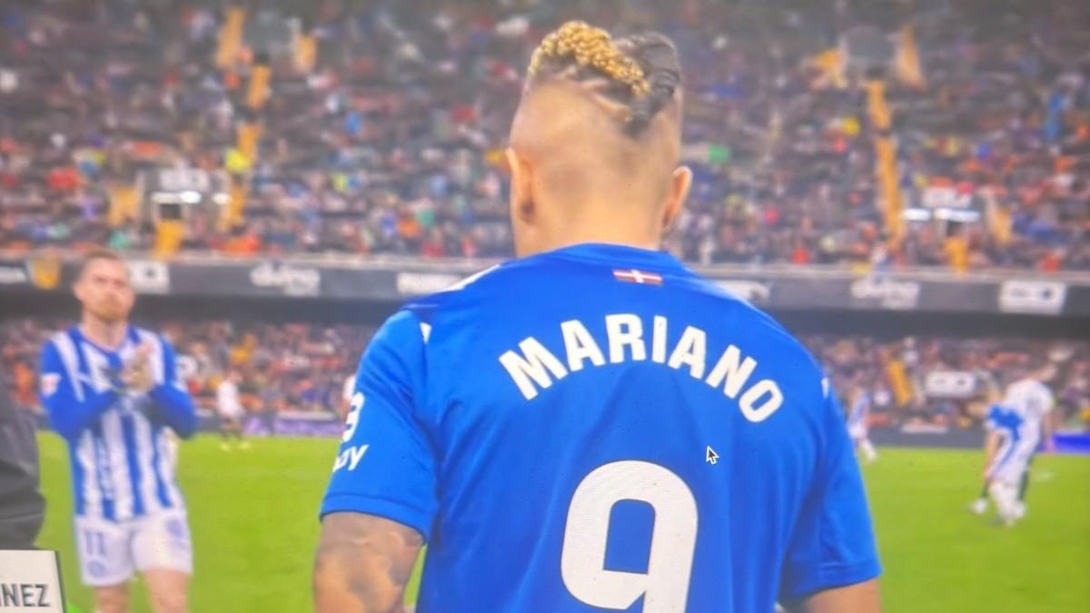 Mariano Díaz, antes de entrar al campo en Mestalla