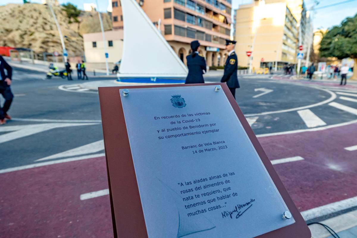 La placa que se ha colocado frente a la vela, con los inolvidables versos de Miguel Hernández en su Elegía a Ramón Sijé.