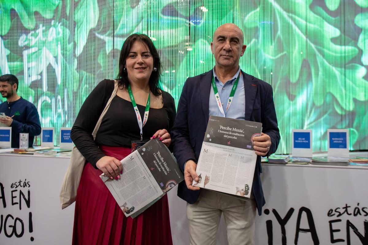 O alcalde de Muxía, Javier Sar, e a tenente de alcalde, Sandra Vilela, presentando o proxecto 'Percibe Muxía' o ano pasado en Fitur.