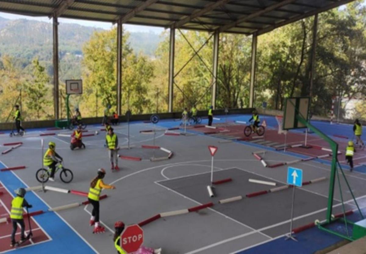 Circuito de educación vial en el colegio de Carballeda de Avia. | FdV