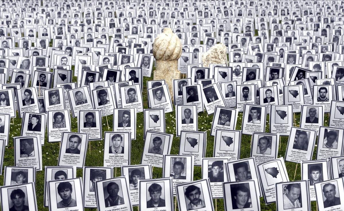 Fotografías con los rostros de las víctimas de Prijedor durante la guerra de Bosnia, este viernes en un parque en Sarajevo (Bosnia). Las imágenes muestran 3.176 bosnios y croatas, incluidos 102 niños, naturales del pueblo de Prijedor, que fueron matados por serbobosnios durante la guerra de Bosnia, entre 1992 y 1995. El 31 de mayo es el día recordado como el de los brazaletes blancos, distintivo que debían llevar bosnios y croatas, para distinguirse de los serbobosnios.