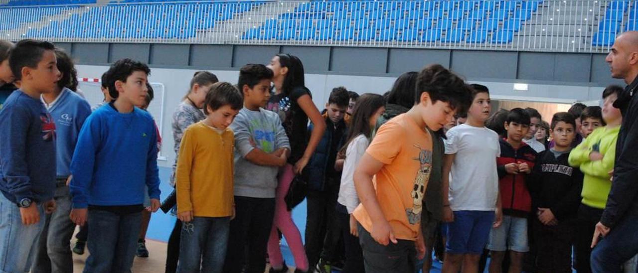 Alumnos del colegio público Celestino Montoto visitan el polideportivo de la mano de Virginio Ramírez.