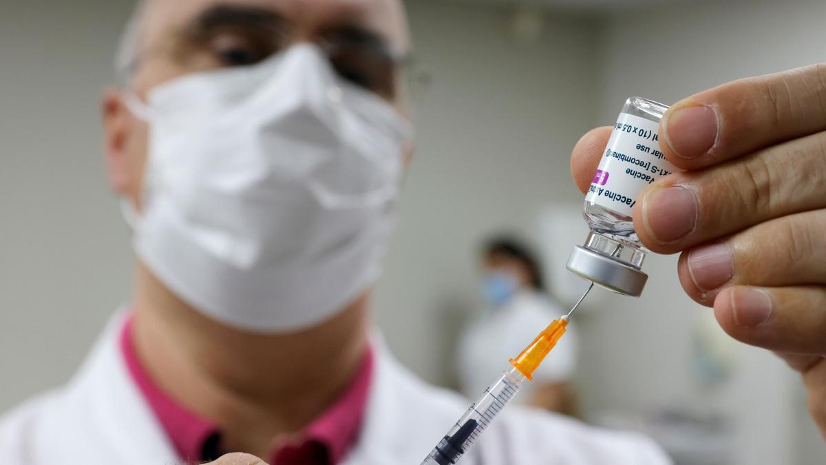 Un sanitario prepara una dosis de una vacuna de AstraZeneca en Francia.