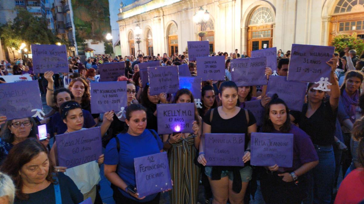 Concentraciones violetas en Castellón en repulsa del maltrato