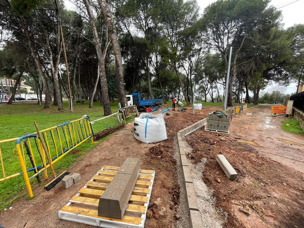 Imatge dels últims treballs que s'han executat per a esborrar qualsevol rastre de l'antic transformador de la pinada del Termet.