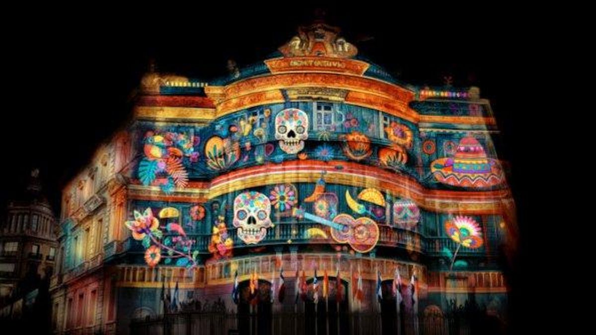 La fachada de la Casa América de Madrid iluminada mediante 'video mapping'.