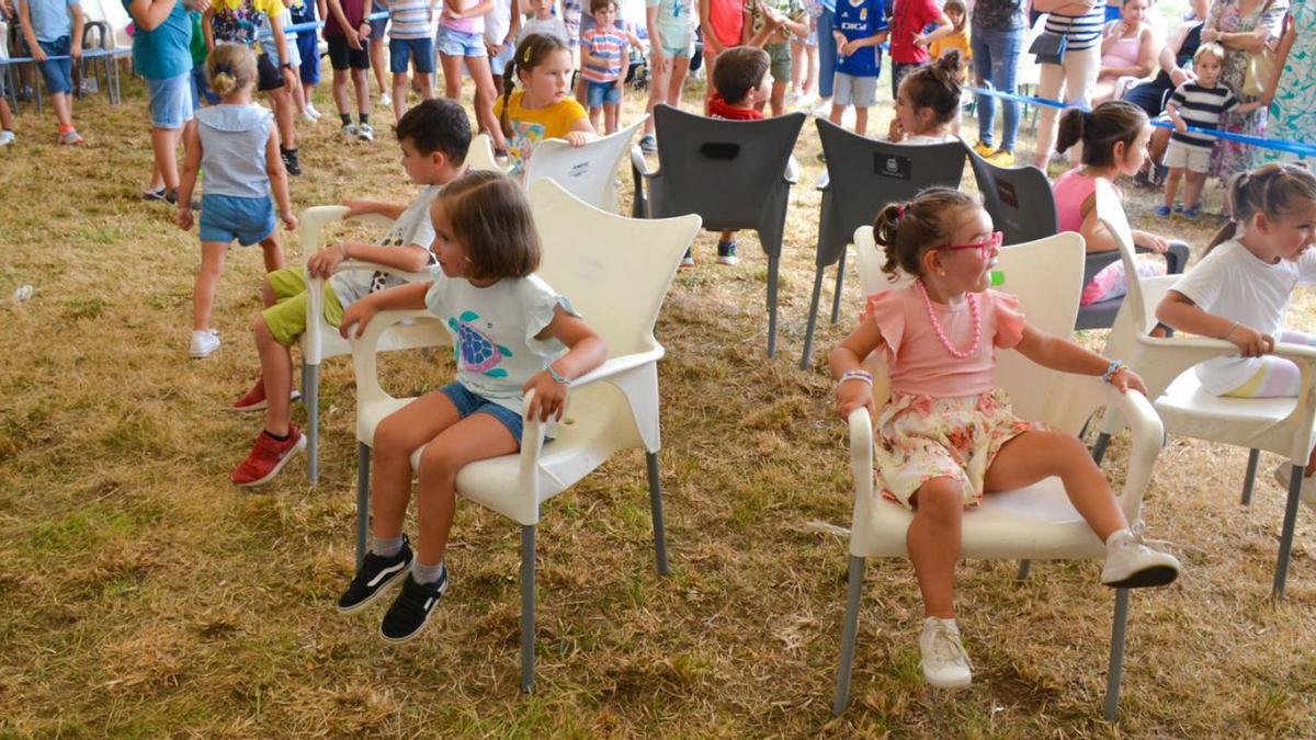 Los niños participando en el juego de las sillas, en el prau de la fiesta, ayer en Lugones. | Ana Paz Paredes