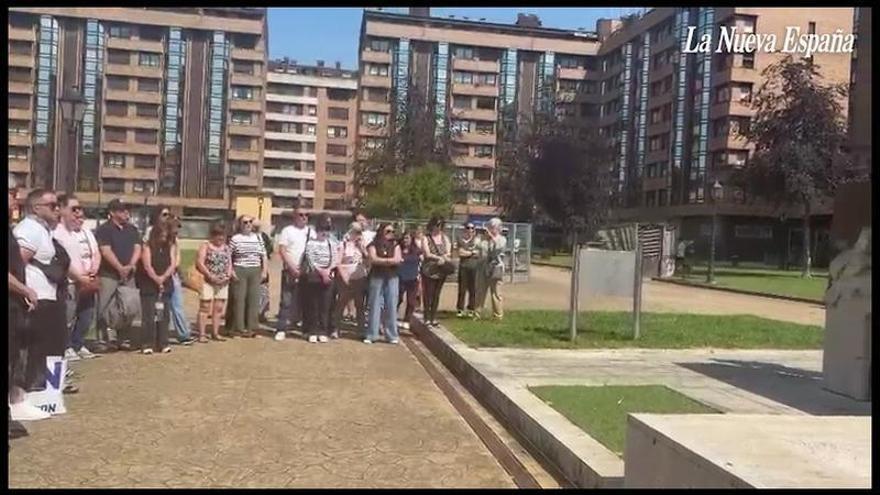 VÍDEO: La asociación 11-M Afectados Terrorismo rinde homenaje a las víctimas en el monumento de la ovetense plaza Ángel González