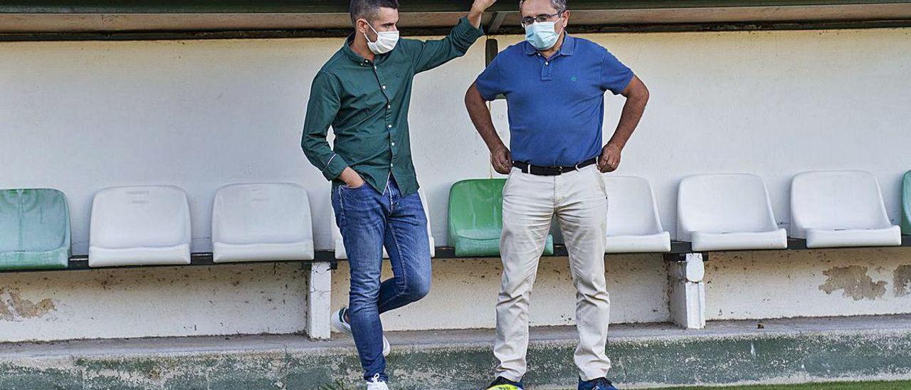 Fran Justo y Argimiro Marnotes, junto a un balón el día de la presentación del entrenador.