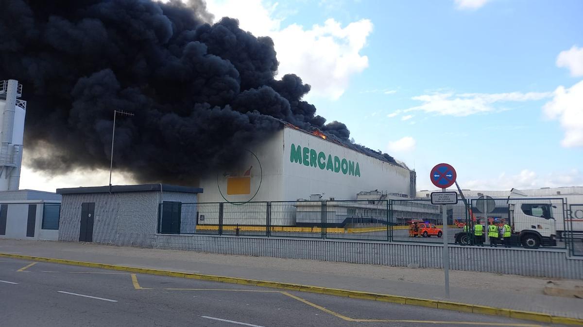 Un incendio calcina parte de la nave de Mercadona en Riba-roja de Túria