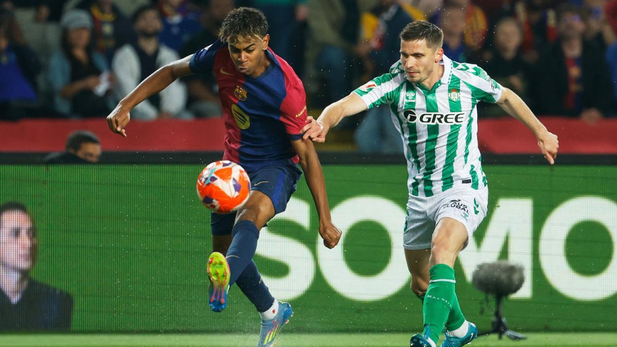 Lamine Yamal controla el nuevo balón de LaLiga EA Sports