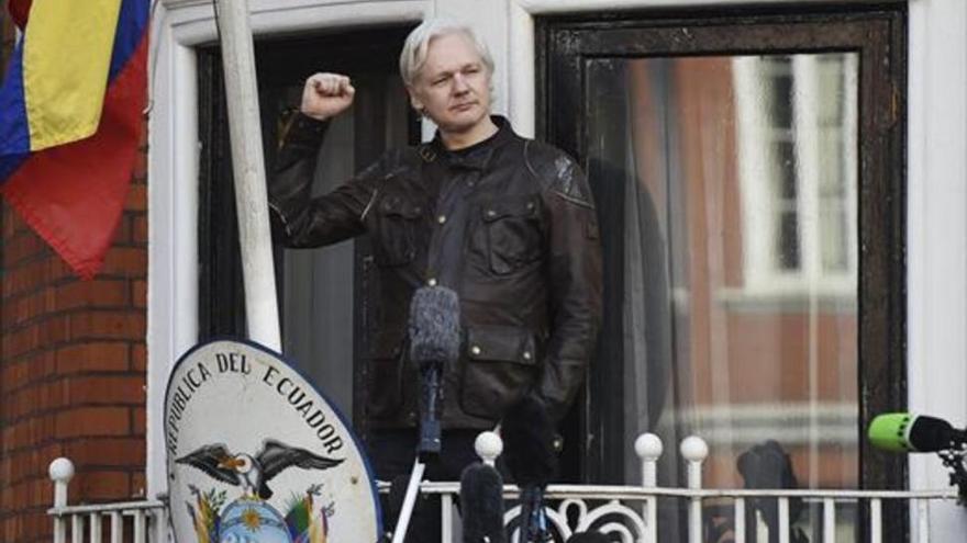 Assange ofrece 20.000 euros de recompensa a quien revele el dispositivo policial del 1-O