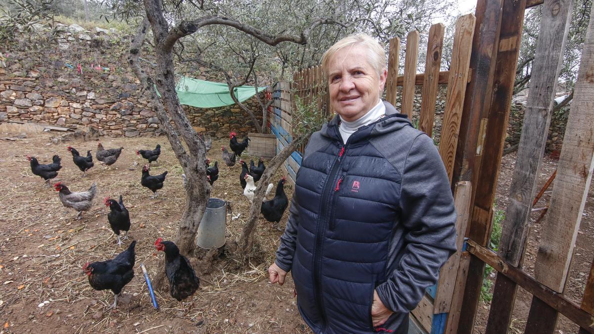 Emilia, con sus gallinas