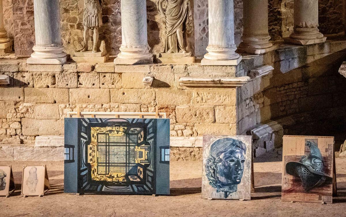 Exposición artística en el Teatro Romano, ayer por la noche.