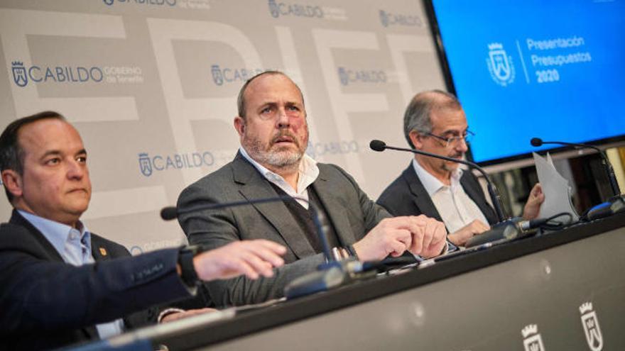 El director insular de Carreteras, Tomás García; el vicepresidente insular, Enrique Arriaga, y el director de Movilidad, José Alberto León.