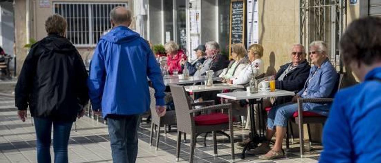 Algunos ciudadanos extranjeros en uno de los bares de l&#039;Albir.