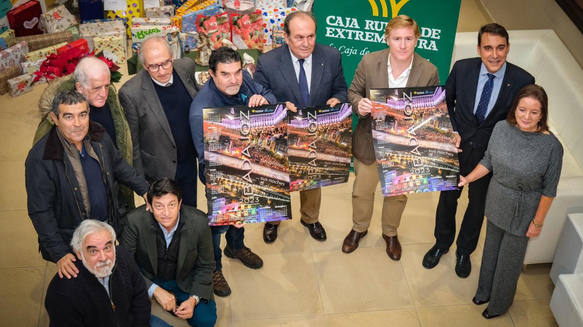 Presentación del calendario de Amigos de Badajoz, este lunes en la sede central de Caja Rural de Extremadura.