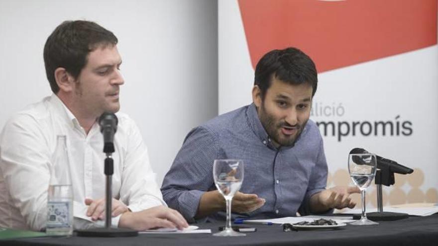 El portavoz de Compromís, Ignasi García, y el conseller Marzà durante el acto.