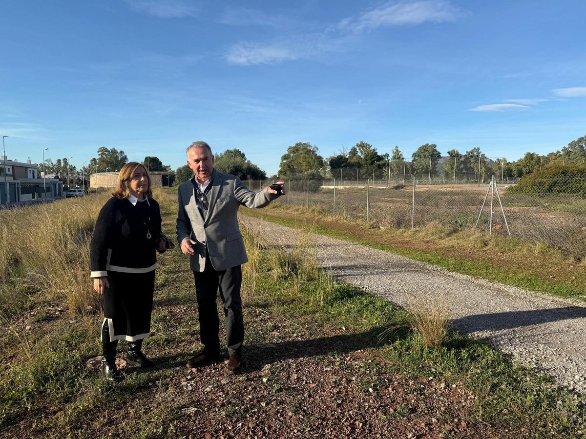 La alcaldesa, Susana Marqués; y el concejal de Urbanismo, Carlos Díaz, en una visita a la avenida Ferrocarril.
