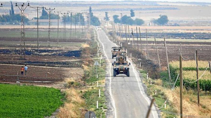 Tancs turcs patrullant per la frontera amb Síria, prop de Kilis, on Turquia ha atacat posicions d&#039;EI