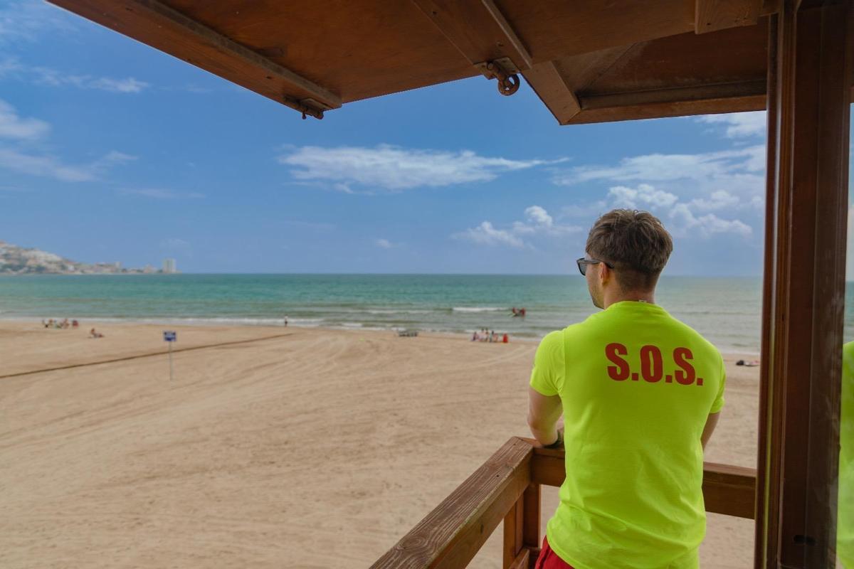 Un socorrista en una torre de vigilancia de Cullera, en una imagen de archivo.