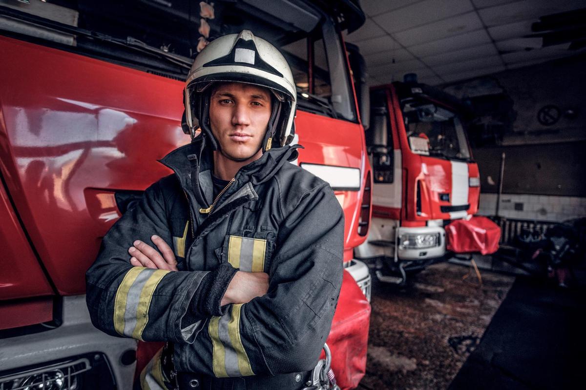 Un bombero con su uniforme protector.