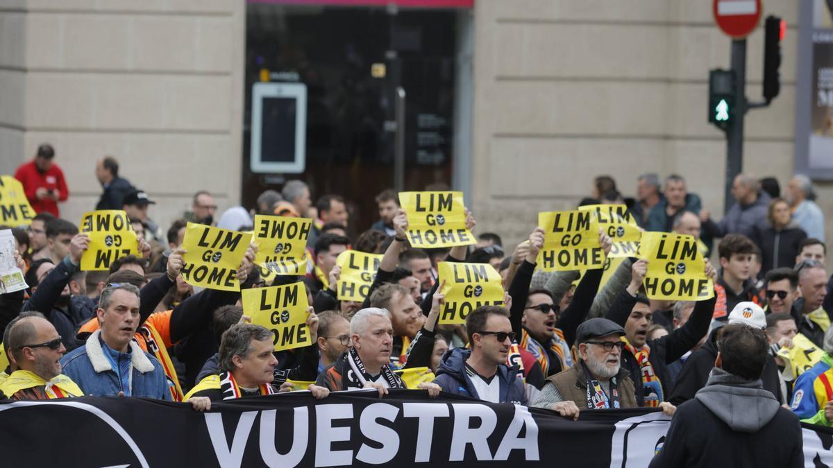 Manifestación valencianista contra la gestión de Peter Lim .