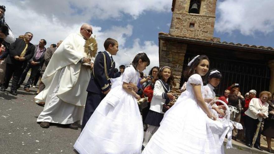 Los vecinos de Villa celebran la Fiesta de las Flores con una misa y ...