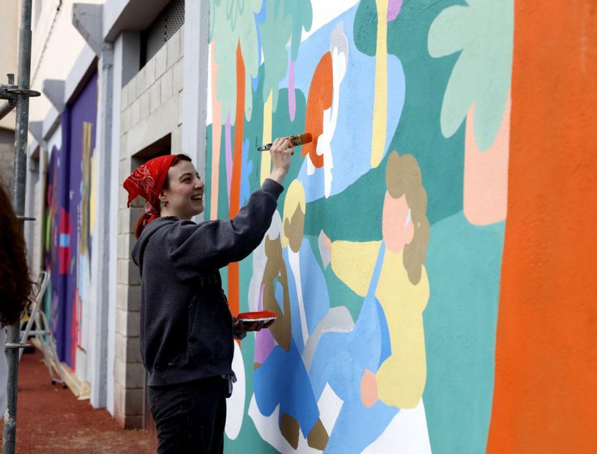 Escenas 8 Una joven grafitera ultima su mural.  | MIGUEL ÁNGEL GRACIA