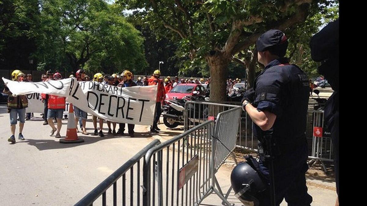 Manifestación de bomberos ante el Parlament.