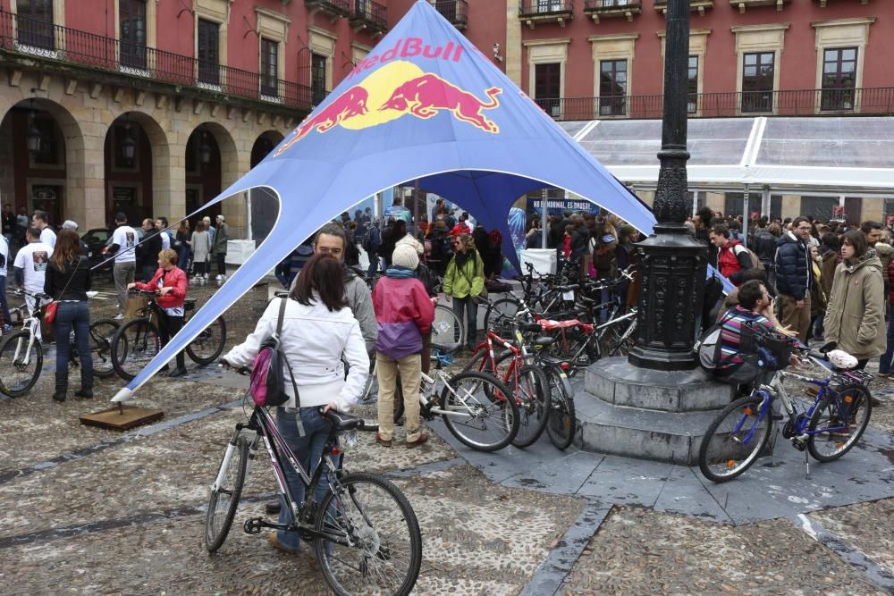 Desfile de moda en la plaza Mayor y posterior salida en bici recorriendo Gijón