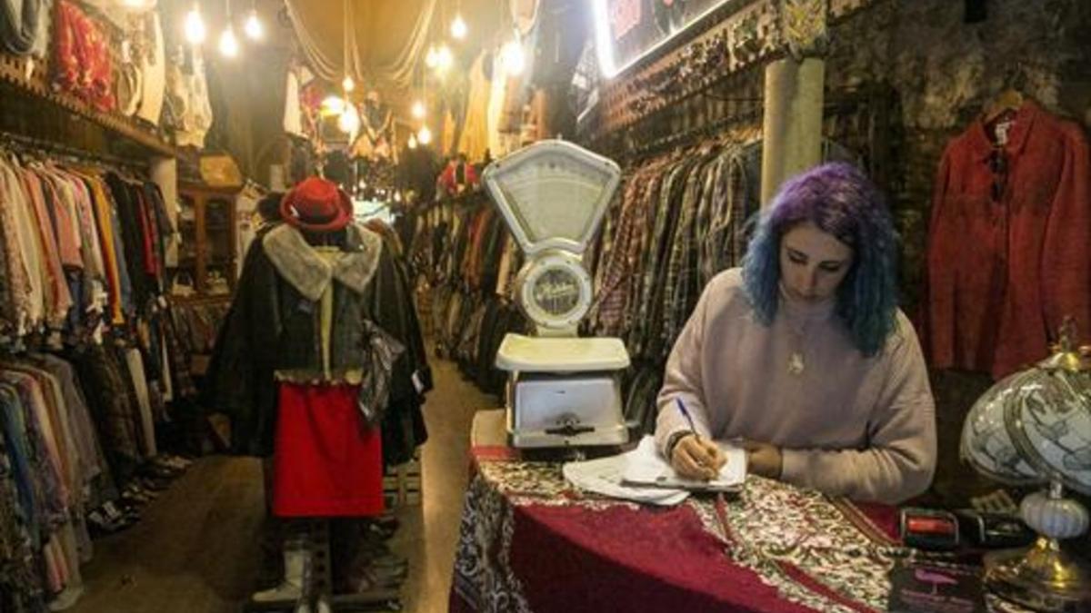 PÉSALO Flamingos Club (calle de Avinyó) nació como tienda, bar y club. Aunque ha cesado la actividad lúdica, aún puedes comprar ropa al kilo.