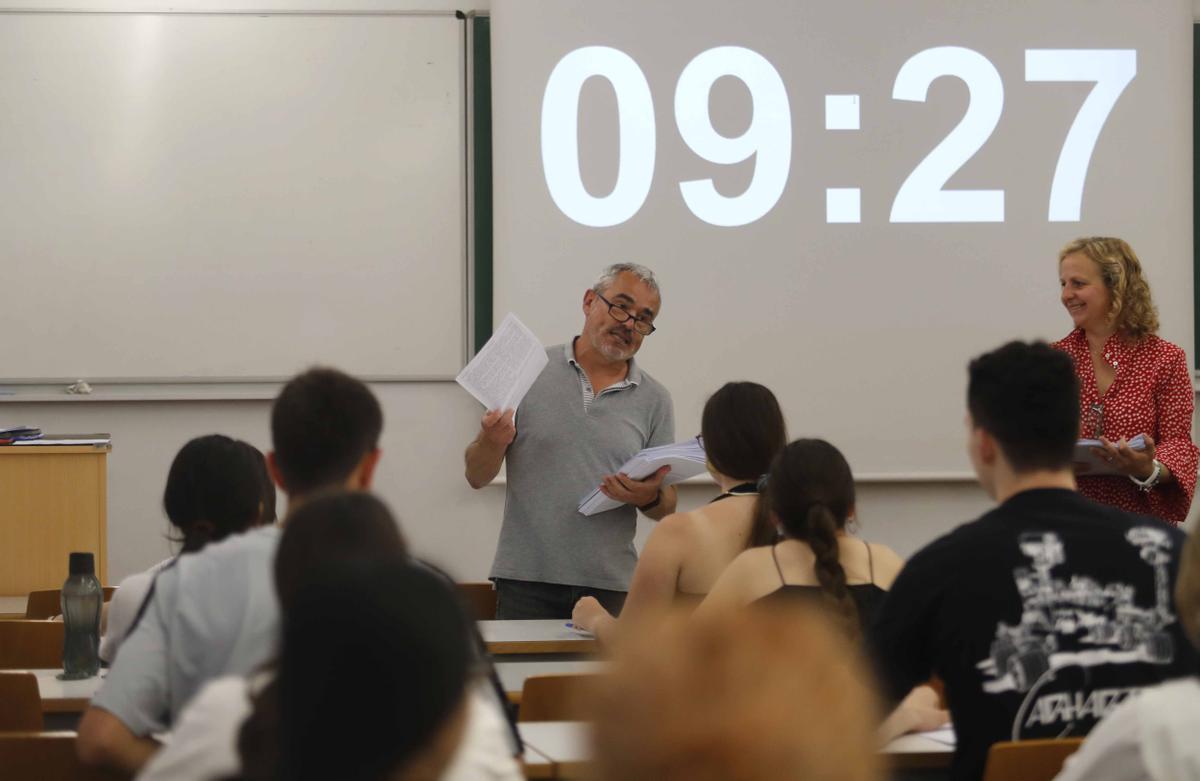 Inicio de las pruebas de selectividad con la presencia de la vicerrectora de Estudiantes y Emprendimiento Esther Gomez