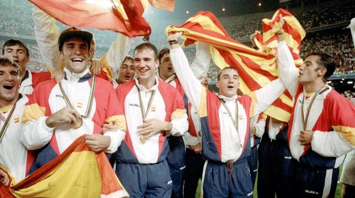 Los jugadores de la Seleccion Española de Fútbol celebran la medalla de oro conseguida.