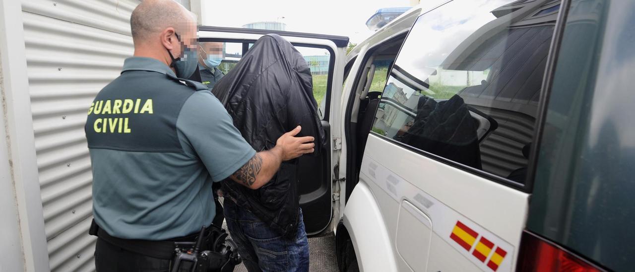 Un detenido es conducido a los juzgados de Lalín por agentes de la Guardia Civil