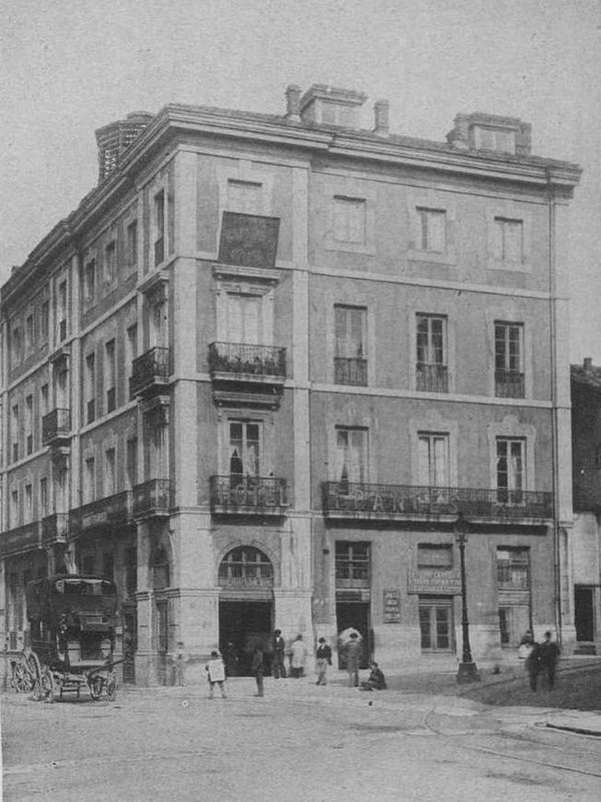Parada de carruajes en la antigua farmacia de la calle Jovellanos