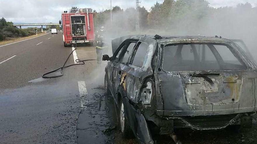 Calcinado un vehículo en la A-52