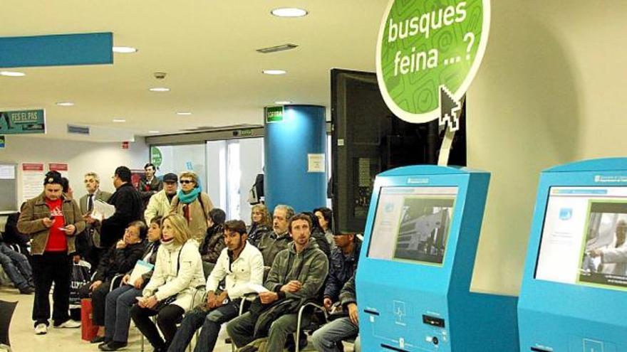 Usuaris en una Oficina de Treball de la Generalitat