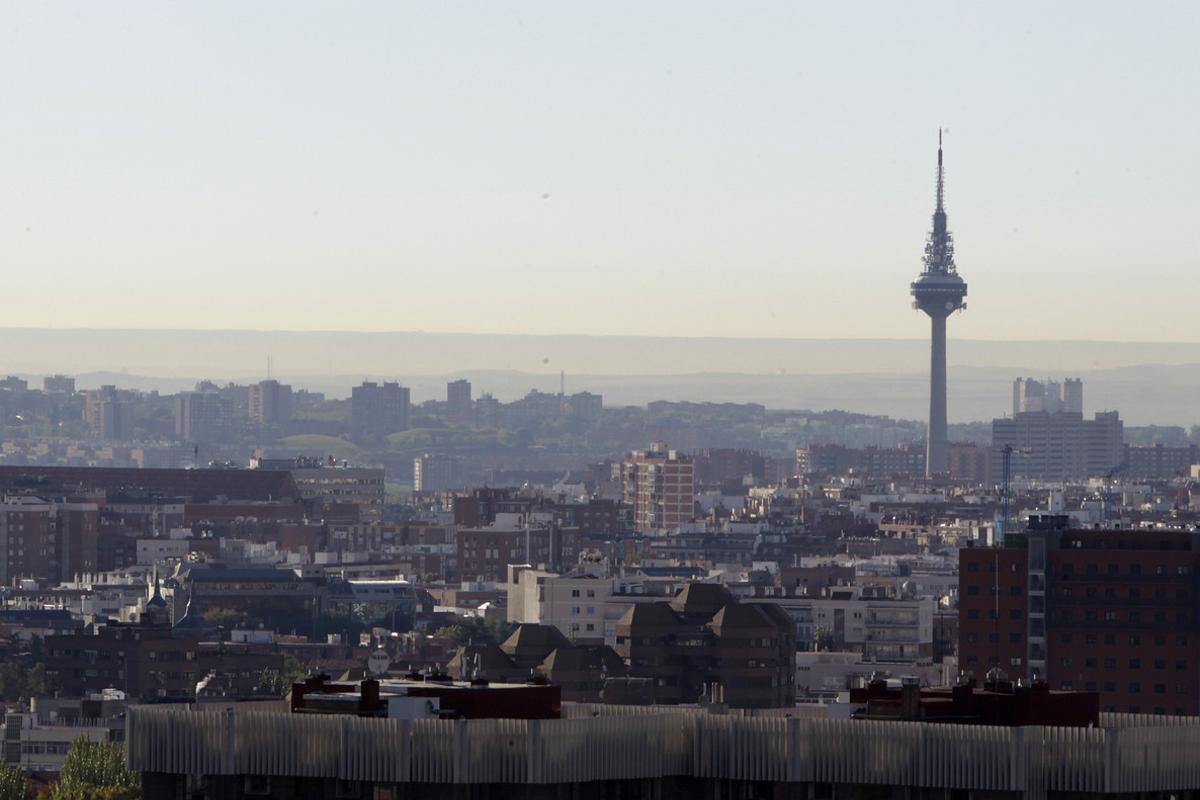 GRA007. MADRID, 31/10/2016.- Vista del cielo de Madrid con el Pirulí (torre de comunicaciones de Torrespaña) al fondo, en la jornada de hoy, lunes 31 de octubre, en la que no podrán aparcar en la zona del Servicio de Estacionamiento Regulado (SER) los no residentes, en el horario de este servicio, de 9.00 a 21.00 horas. Además, la velocidad de circulación en el interior de la M-30 y en las vías de acceso a la ciudad, continúa limitada a 70 kilómetros por hora, en ambos sentidos debido al Protocolo de medidas activado por el Ayuntameinto por la alta contaminación de dióxido de Nitrógeno (NO2), al sobrepasar los 180 µ/m3 las estaciones de Plaza de España, Ramón y Cajal y Escuelas Aguirre de de la Red de Vigilancia de la Calidad del Aire los 180 µ/m3, y mantenerse desfavorables las previsiones meteorológicas determinadas por la Agencia Española de Meteorología (AEMET). El Ayuntamiento de Madrid ha descartado hoy la aplicación mañana por motivos excepcionales del siguiente escenario del