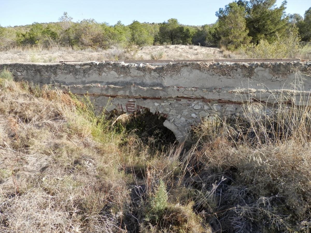 Una de las obras más destacadas de traída de aguas se debe al obispo Tormo, que a través de una canalización permitió la llegada de aguas desde unas fuentes de Aspe