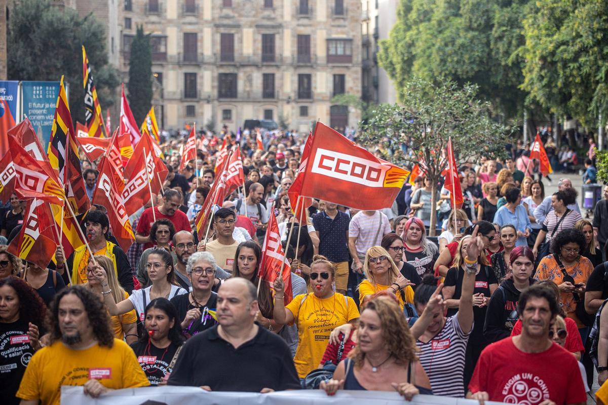 Manifestación de trabajadores del sector servicios para reclamar mejoras salariales y convenios justos, en Barcelona.