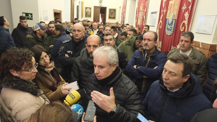 Policías locales de Badajoz reclaman mejoras salariales en el pleno municipal