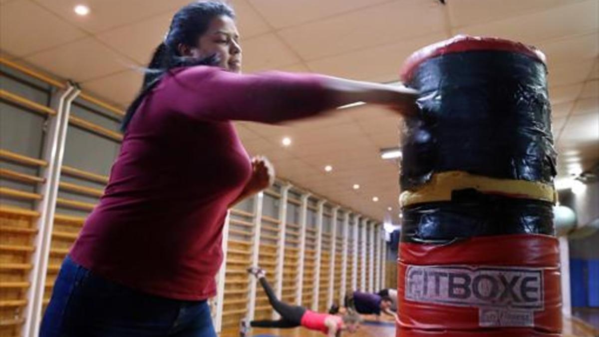 Una mujer se entrena en una sala del gimnasio Sant Pau, en el barrio del Raval, el pasado marzo.