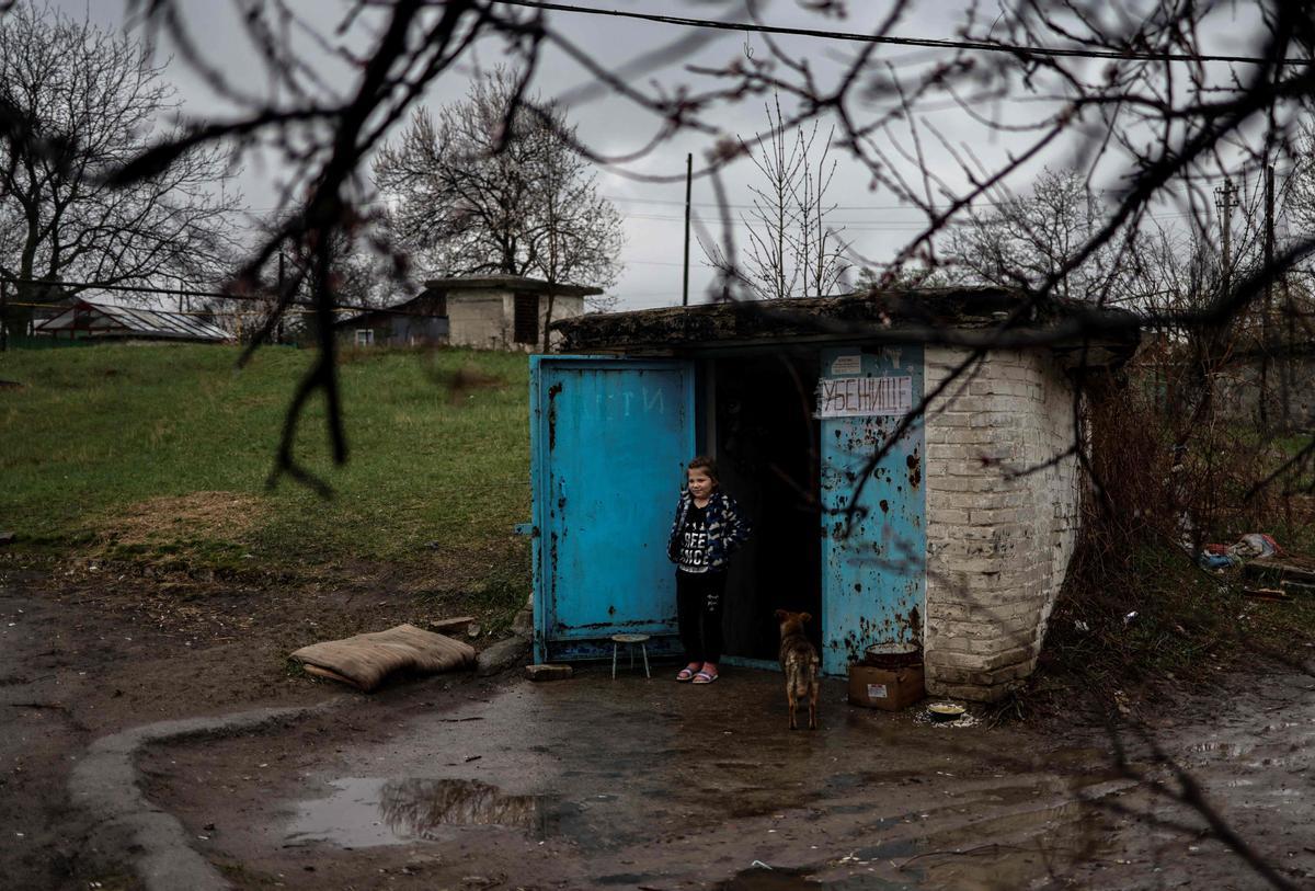 Una niña junto a la puerta de un búnker en Severodonetsk, en la región de Donbass, en el este de Ucrania