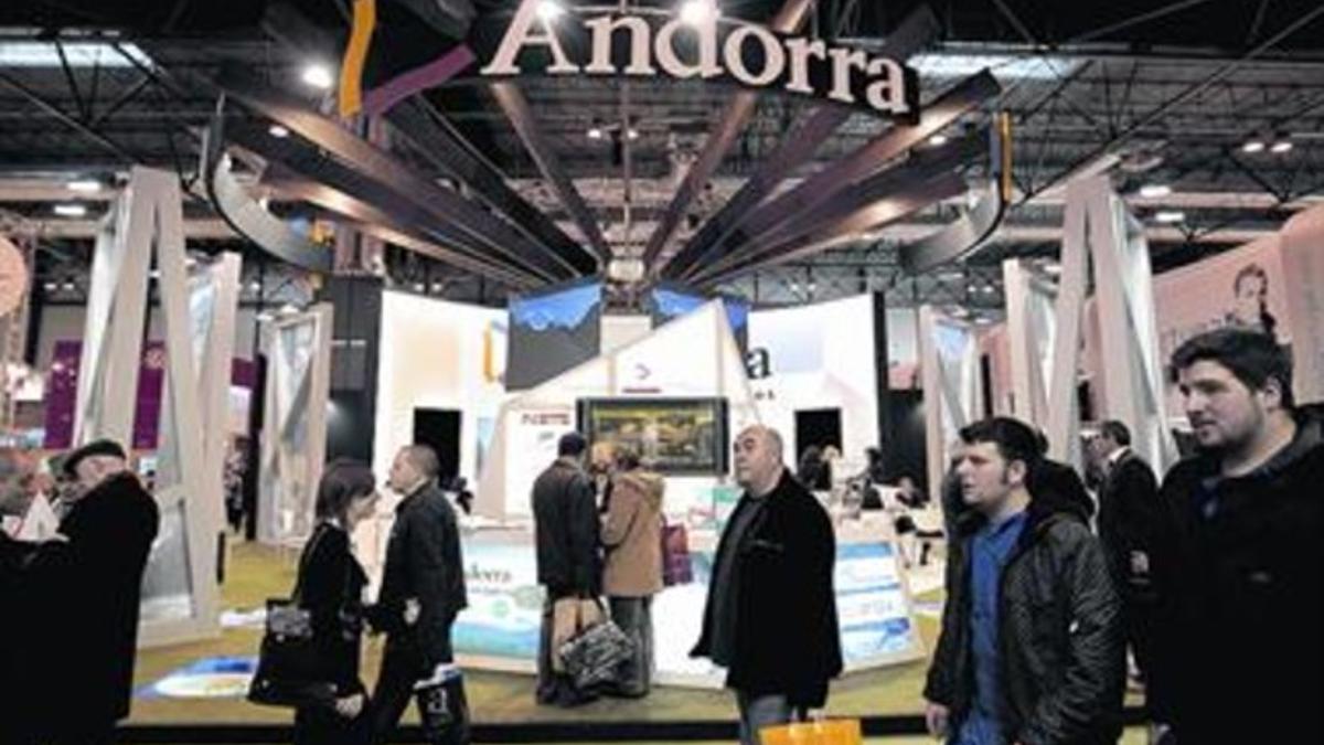 Unos visitantes pasan ante el pabellón de Andorra en Fitur, en Madrid.