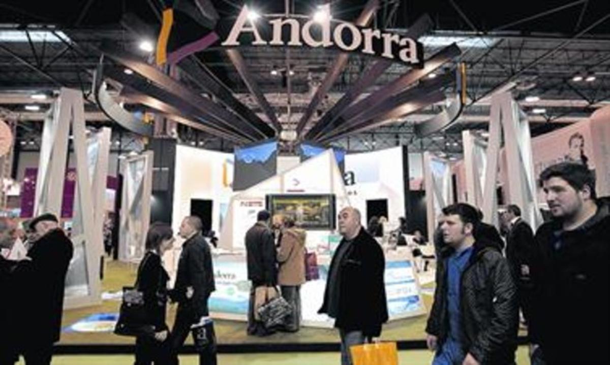 Uns visitants passen davant del pavelló d’Andorra a Fitur, a Madrid.