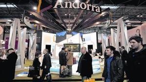 Uns visitants passen davant del pavelló d’Andorra a Fitur, a Madrid.