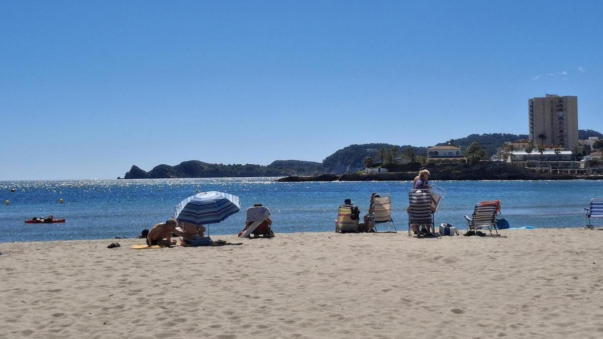 La playa del Arenal de Xàbia; al fondo, el Cap de Sant Martí o Cap Prim