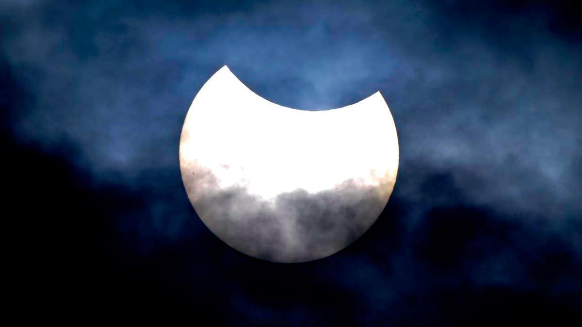Formación de un eclipse solar.